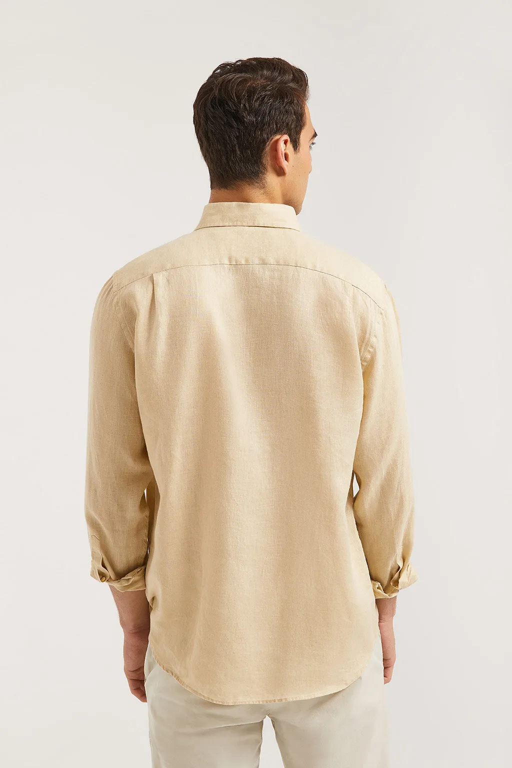 Camisa de lino beige con logo bordado