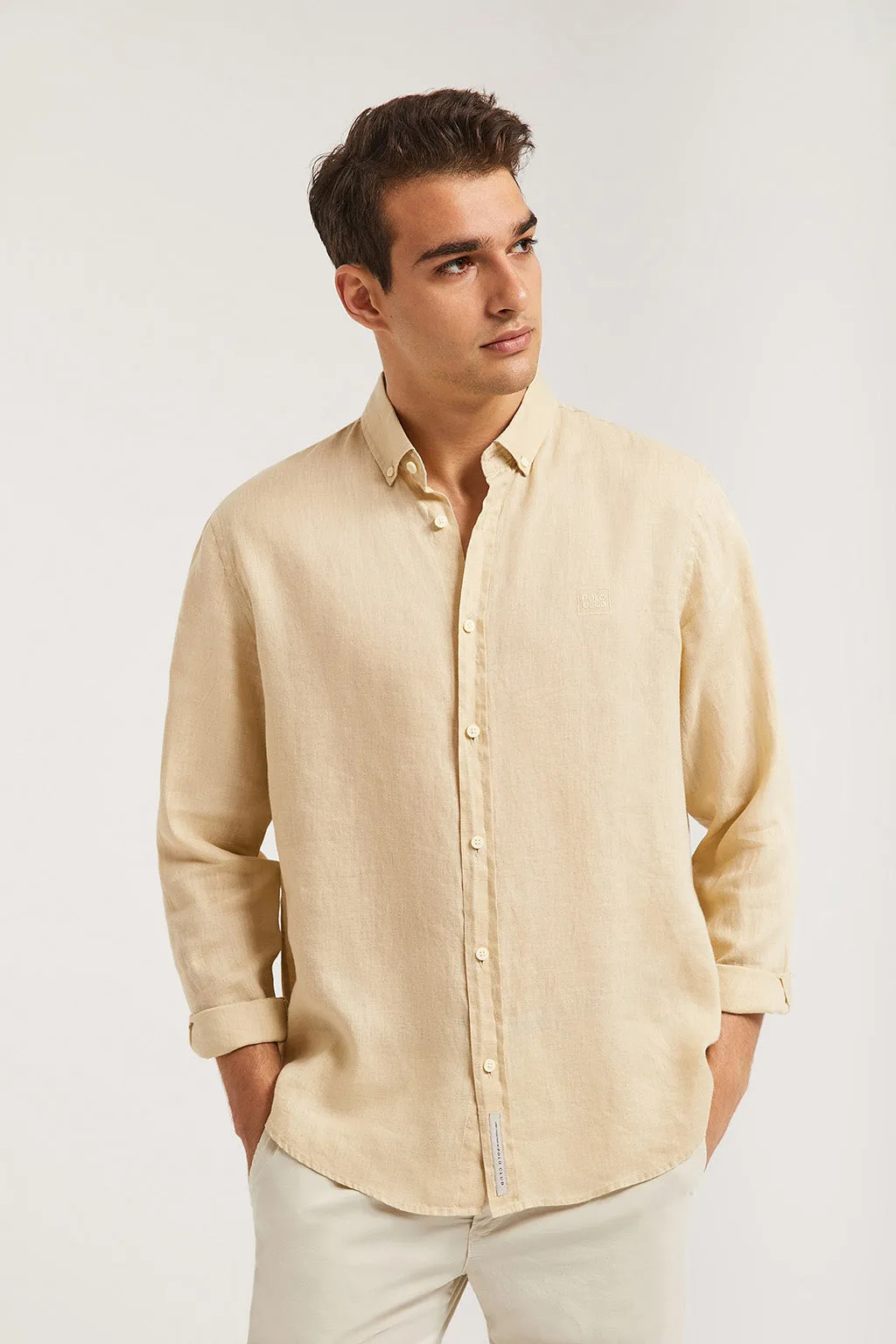 Camisa de lino beige con logo bordado