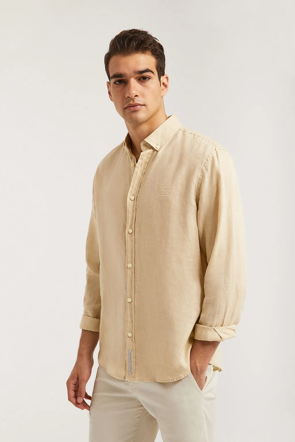 Camisa de lino beige con logo bordado