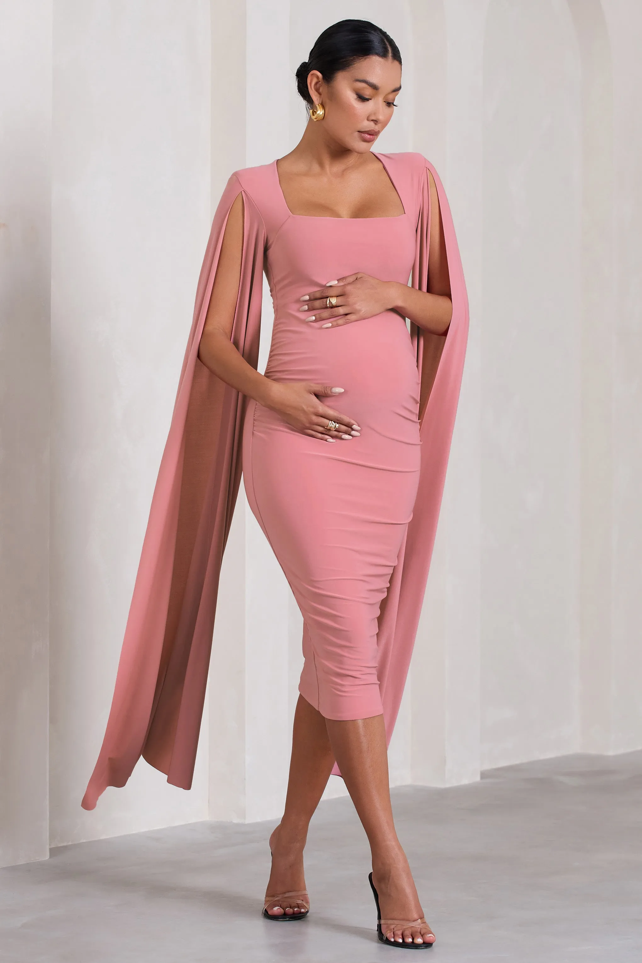 Flawless |  Robe mi-longue de maternité rose poudré a encolure carree et manches cape