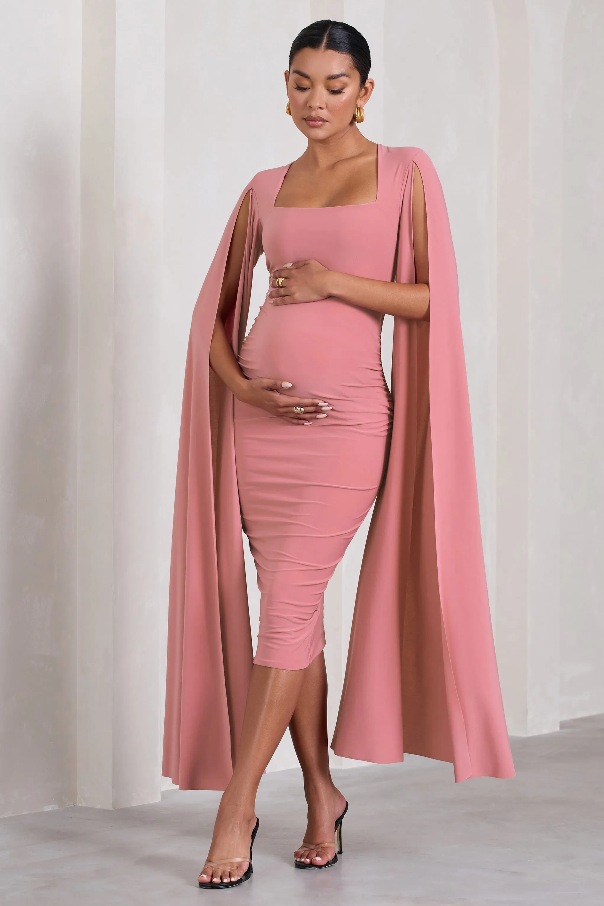 Flawless |  Robe mi-longue de maternité rose poudré a encolure carree et manches cape